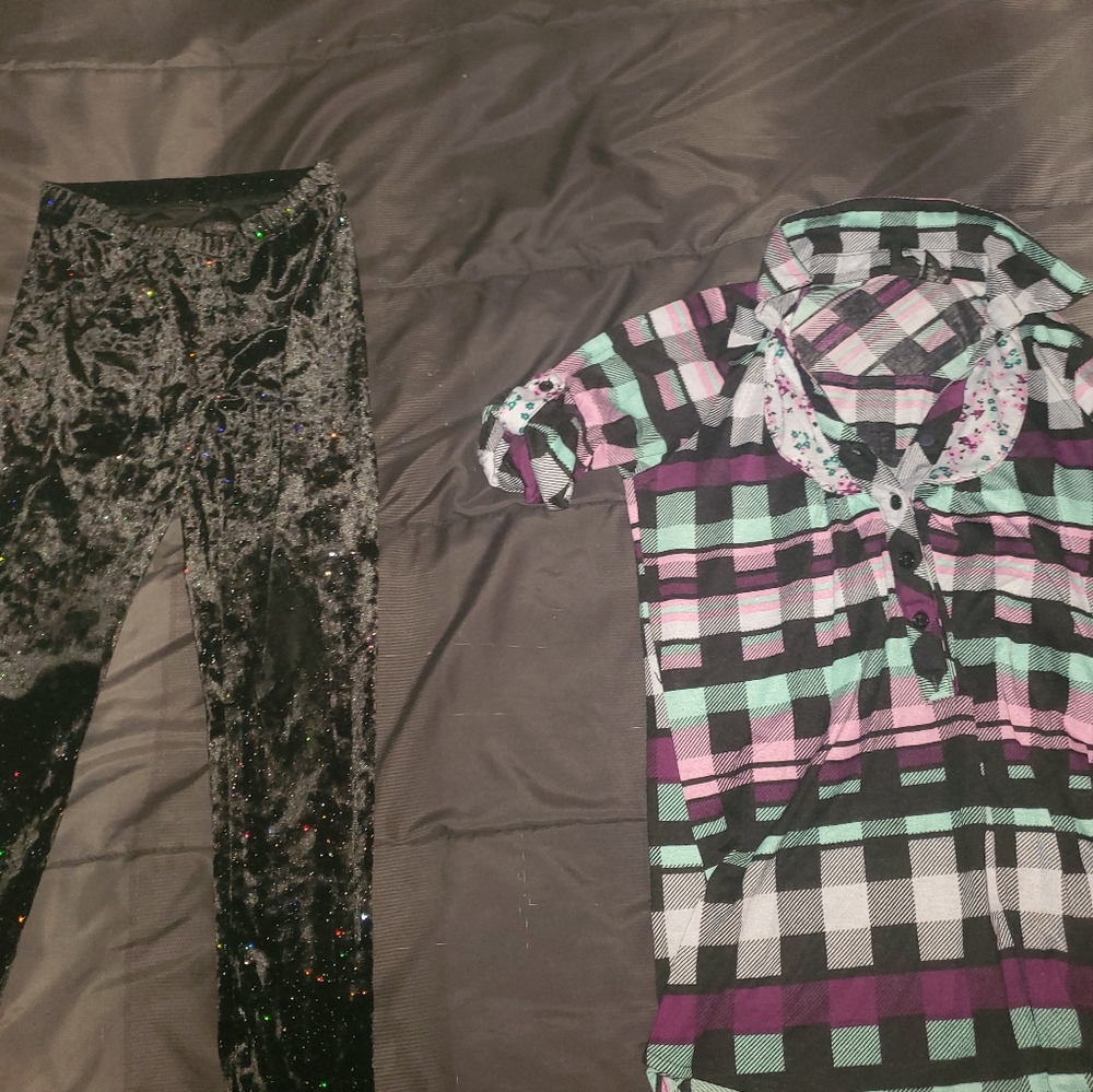 Girl med black velour leggings, plaid top  purple black green